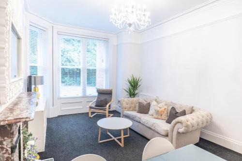 3 bed, gf beachside apartment with parking and garden