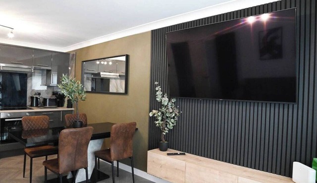 3-Bed in Desirable Mapperley Park Near City Centre in Nottingham
