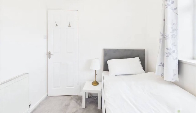 3 Bedroom Home with Private Garden in Newcastle