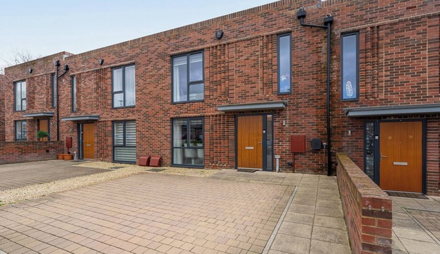 3 bedroom house in Bricket Wood , St Albans with Free Parking and EV Charger