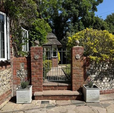 3 Bedrooms, 3 Double Beds, 6 Guests, Countryside Thatched Cottage