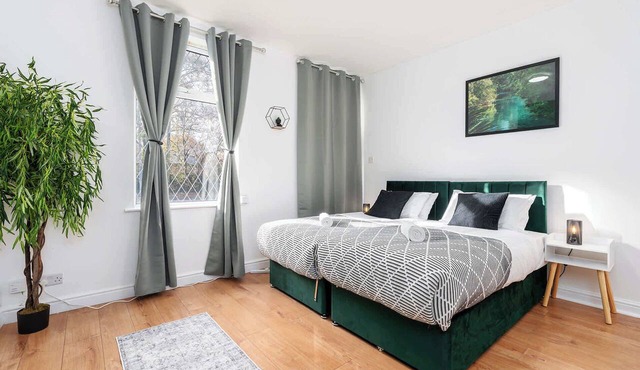 30% OFF | Spacious 4BR House | Private Garden | Sleeps 6|