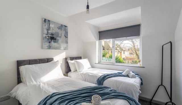 3BR Chalfont Apartment Near Gerrards Cross, Fast WiFi & Parking
