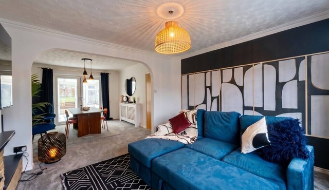 4-Bed Headington Home · Sleeps 8 with Parking · Walk to JR Hospital