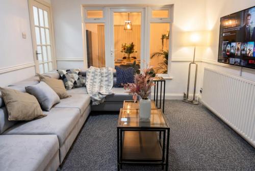 4-Bed Oxford House, Pool Table & Free Parking