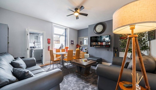 4-Bed Terrace Sleeps 6 · Free Parking · Walk to Turf Moor