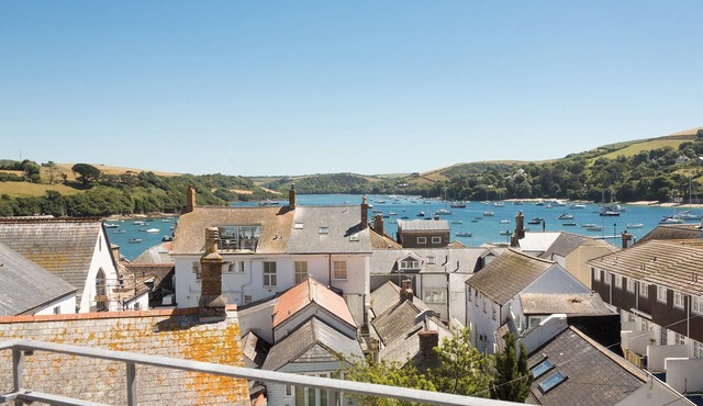 4 bedroom accommodation in Cliff Rd/Courtenay