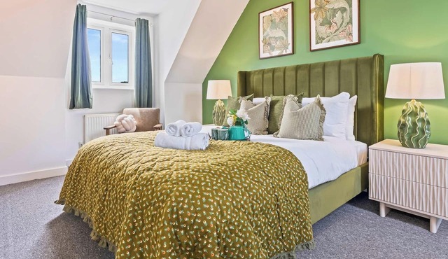 4 BR House with Private Garden, 2X FREE Parking