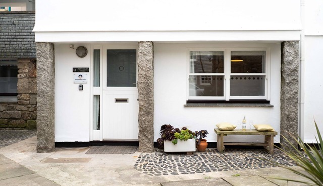 4 Porthmeor Court, Downalong – Sleeps 6 – On-Site Parking
