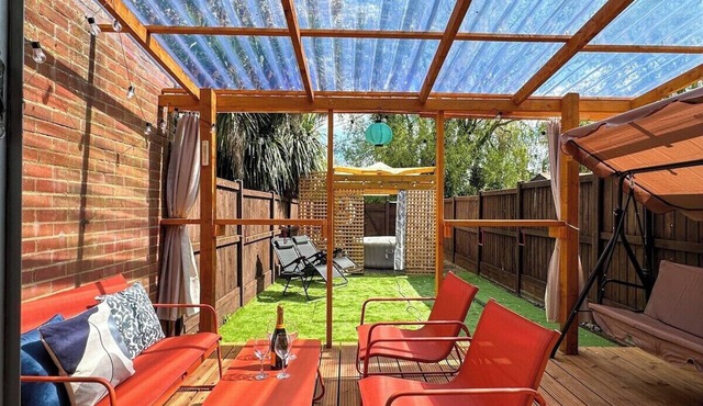 44 The Oasis - Central 2-bedroom Townhouse with Hot Tub and Private Parking!