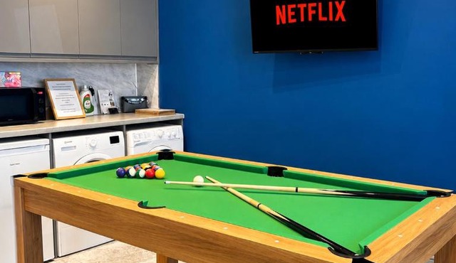 4BR Executive Accommodation with Private Parking Fast Wi-Fi