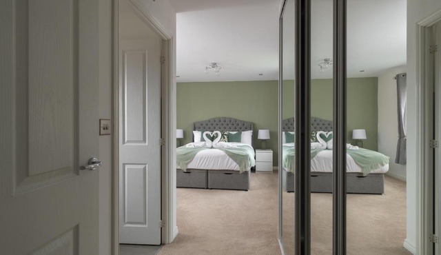 5 bed detached Contractors Parking Long Stays