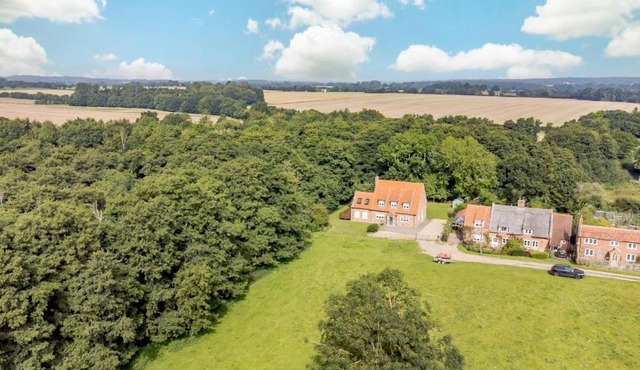 5 Bed in Hanworth Common oc-1650