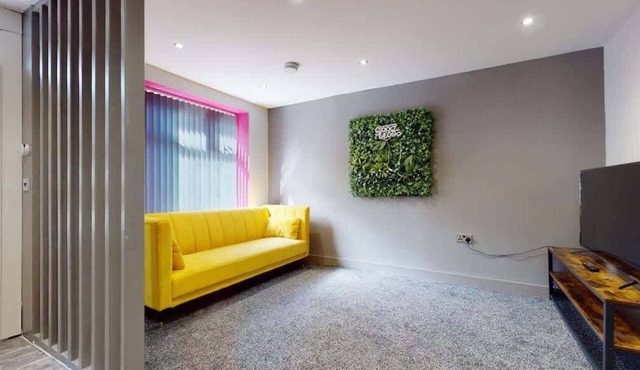5min walk to town/sleeps 4/20min train to Cardiff