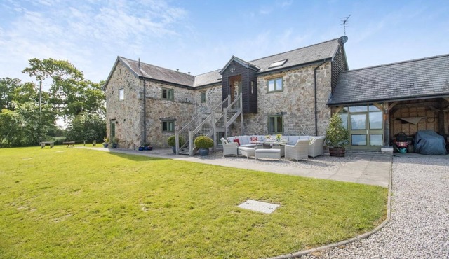 6 Bed in Llansantffraid (oc-r42827)