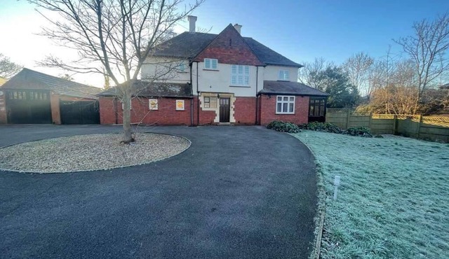 6 Bed-Sleeps 8 Gym-HotTub-Garden-Parking