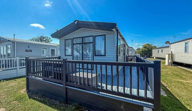 6 berth caravan with part sea views and Wifi, by the beach ref 68016BS