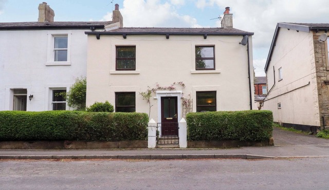 6 HAZEL MOOR, family friendly, character holiday cottage in Wilpshire