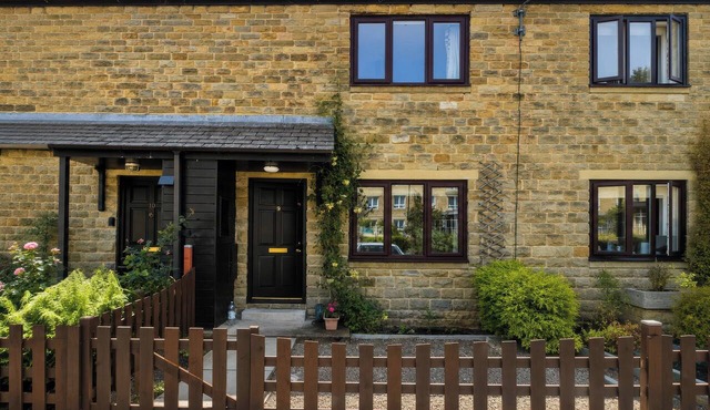 9 WATERSIDE FOLD, family friendly, with a garden in Hebden Bridge