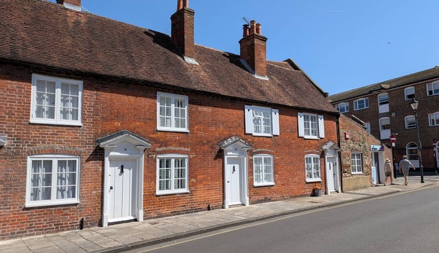 A cottage that sleeps 4 guests in 2 bedrooms