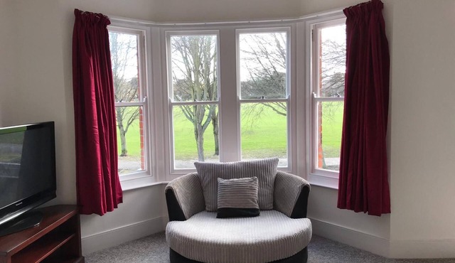 A spacious two bedroom flat close to Worthing town, beach and train station in Worthing