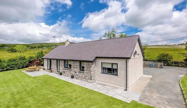 Adwyr-Mynydd - a self catering cottage that sleeps 8 guests in 4 bedrooms