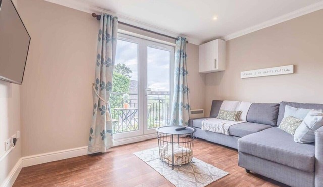 Airy 1 Bed Windsor Apt w/Balcony - By Tempstay
