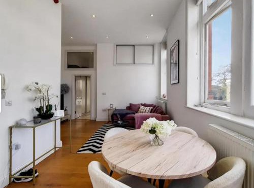 Apartment Sleeps 2 with Free Parking