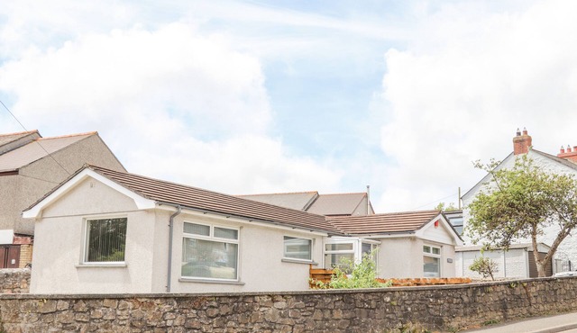 APPLE TREE BUNGALOW, pet friendly, with a garden in Lanner