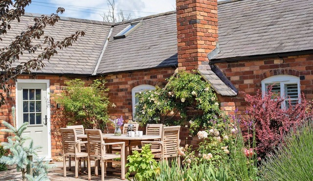 Apple Tree Cottage - Charming Ground Floor Cotswold Cottage