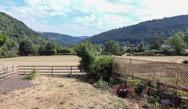 ARAELFA, pet friendly, with open fire in Llangollen