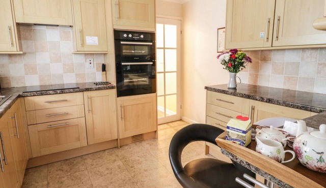 ARDWYN, pet friendly, with a garden in Bala