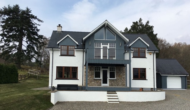 Arkaig Lodge - a modern, tastefully furnished property in a stunning location.