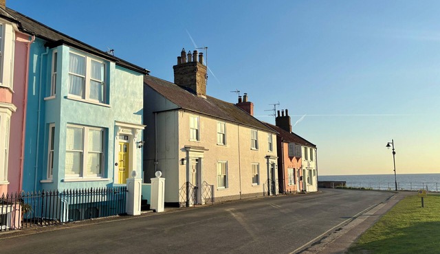 ASTONDENE, EAST CLIFF, family friendly, with open fire in Southwold