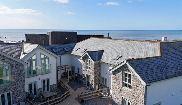 Atlantic Air - sleeps 6 guests in 3 bedrooms in Widemouth Bay