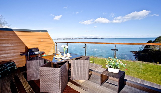 Avocet 2 is a stylish coastal apartment offering uninterrupted sea views