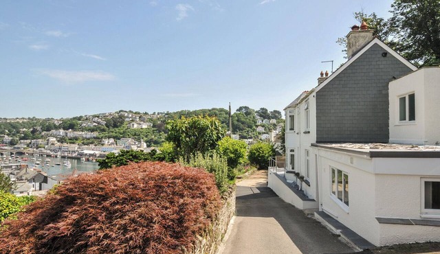 BARTON HOUSE, pet friendly, country holiday cottage in Looe