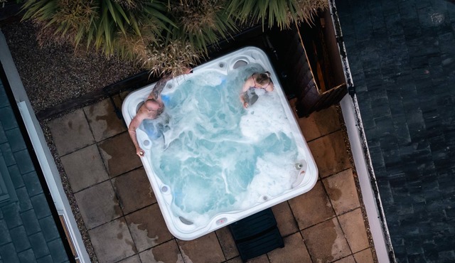 Beach 600m Sleeps 8 Hot Tub Pool Dogs x2
