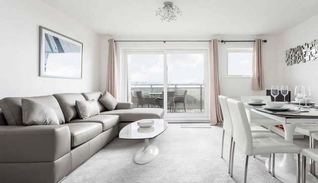 Beach Point - Stunning Harbour Views from Balcony
