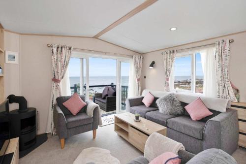 Beachfront 2BR Lodge - Wi-Fi - Parking - Sleeps 6