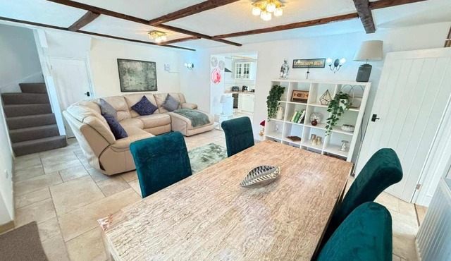 Beautiful 3 Bed Cottage - Hot Tub & Free Parking