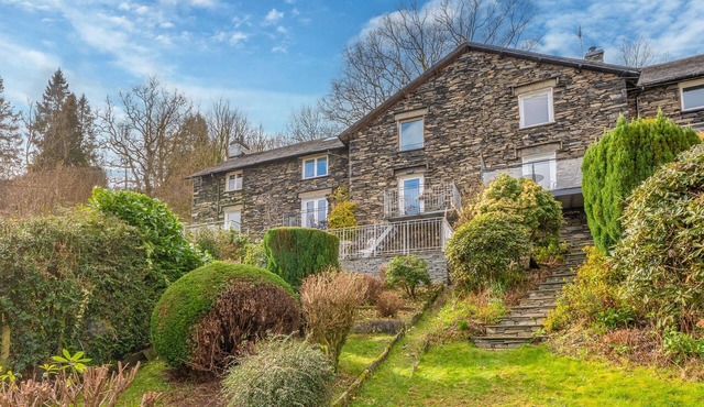 Beautiful cottage with incredible lake views from private balcomy