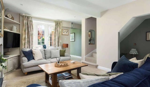Beautiful Country Home: Garden & EV Charging