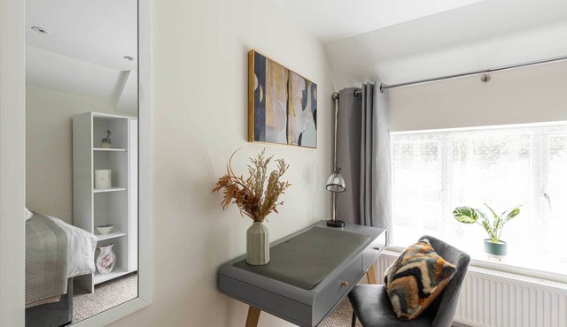 Beautifully presented 3 bedroom apartment, walking distance to University,Tesco in Guildford