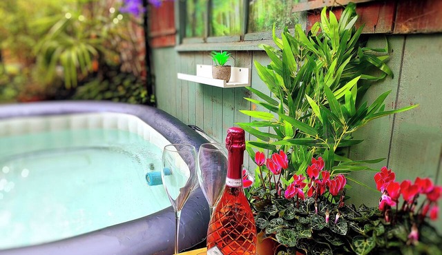 🌿 Bee and Bath Hot Tub Hideaway Durham ~Steam Spa~Roll Top Bath~Pets~Diggerland