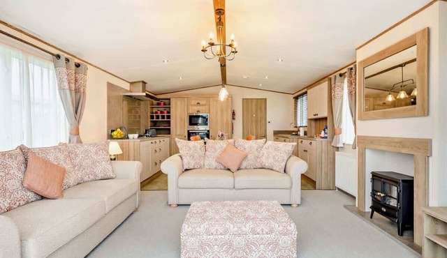 Binky Lodge 3-Bed Holiday Home Barton on Sea