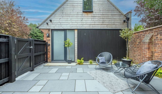 BLACKWOOD, romantic, country holiday cottage in Hornsea