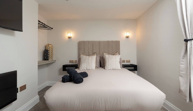 Bold St | Celebration Ready | Desk & Smart TV