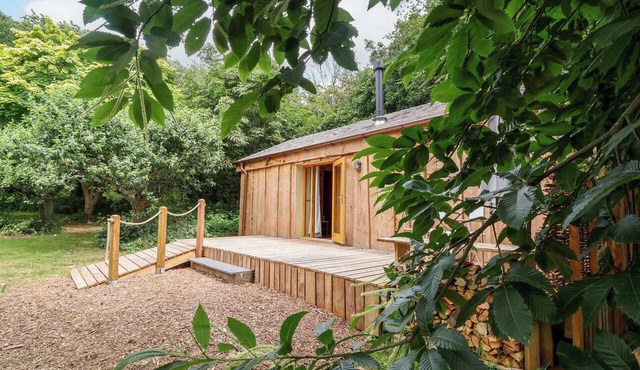BRAMBLY CABIN, pet friendly, country holiday cottage in Crediton