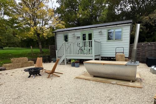 Brewers Shepherd's Hut with Hot Tub - near Taunton